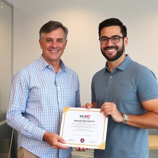 Foto di una cliente sorridente che riceve un attestato da Marco Bianchi, il consulente senior di Crescita Armoniosa